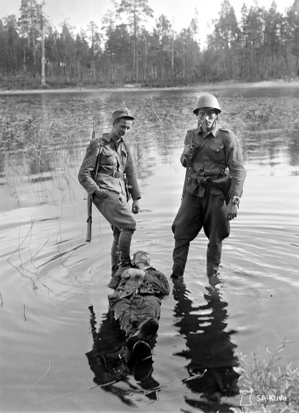 1941. Finn katonák Paanajärvi-tónál halott szovjet katona teteme fölött a Finn-Szovjet háborúban..jpg