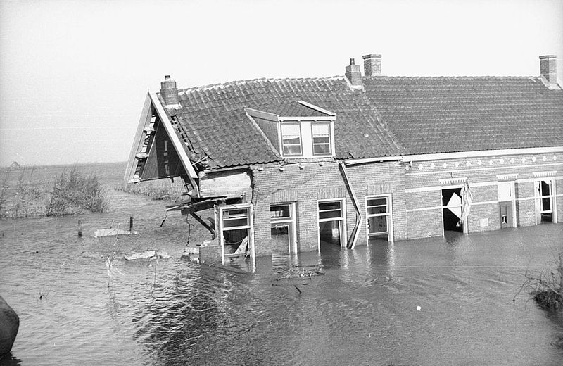 800px-Watersnoodramp_1953_-_Zwaar_beschadigd_huis[1].jpg