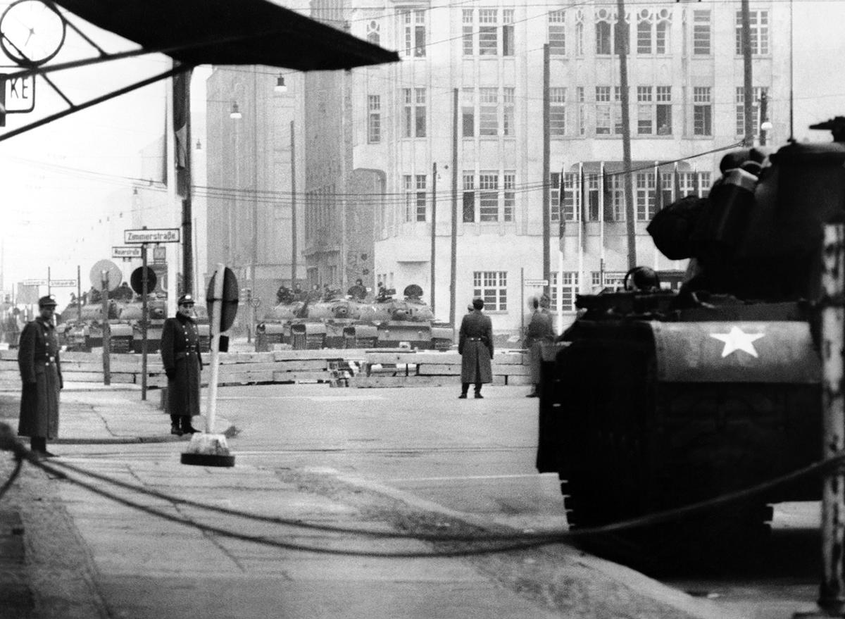 28_egymassal_szemben_allo_szovjet_es_amerikai_tankok_berlinben.jpg