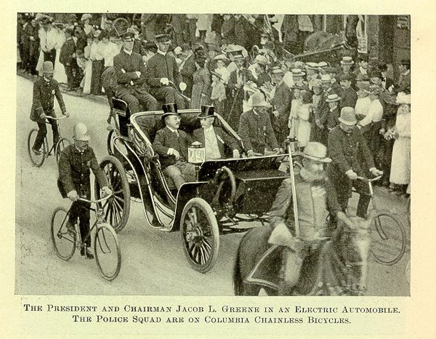 1902. Roosevelt első nyilvános autós menete. Elektromos a jármű! Érdemes megfigyelni a lánc nélküli rudazatos bicikliket a kíséretben..jpg