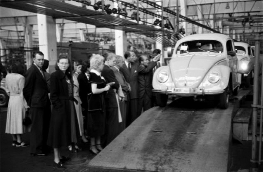 Scene+at+Volkswagens+Main+Plant+Wolfsburg+Germany+July+1951+15.jpg