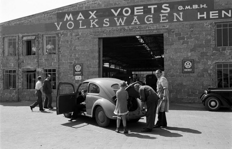 Scene+at+Volkswagens+Main+Plant+Wolfsburg+Germany+July+1951+20.jpg