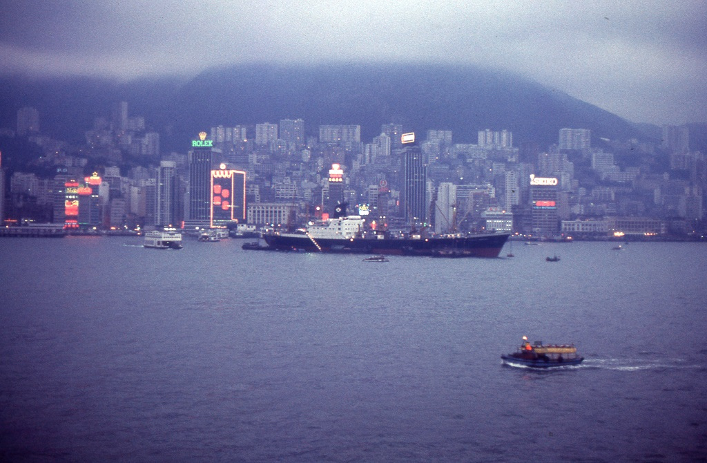 Hajnali érkezés a városállamba. A köd is felszállt így pompás panorámával várta őket Hong-Kong. Az utazóknak két napjuk volt szétnézni.