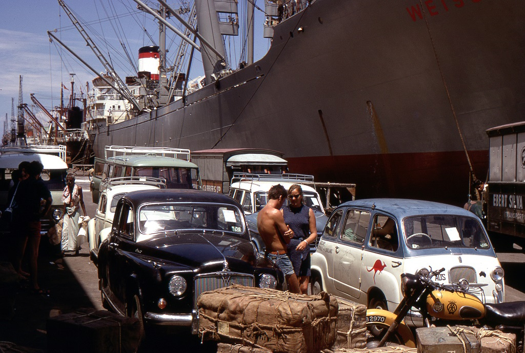 A Colombói kikötő, Sri Lanka. Hét járművet rakodtak ki az Oriana belsejéből, ezek egyike a kis Fiat volt