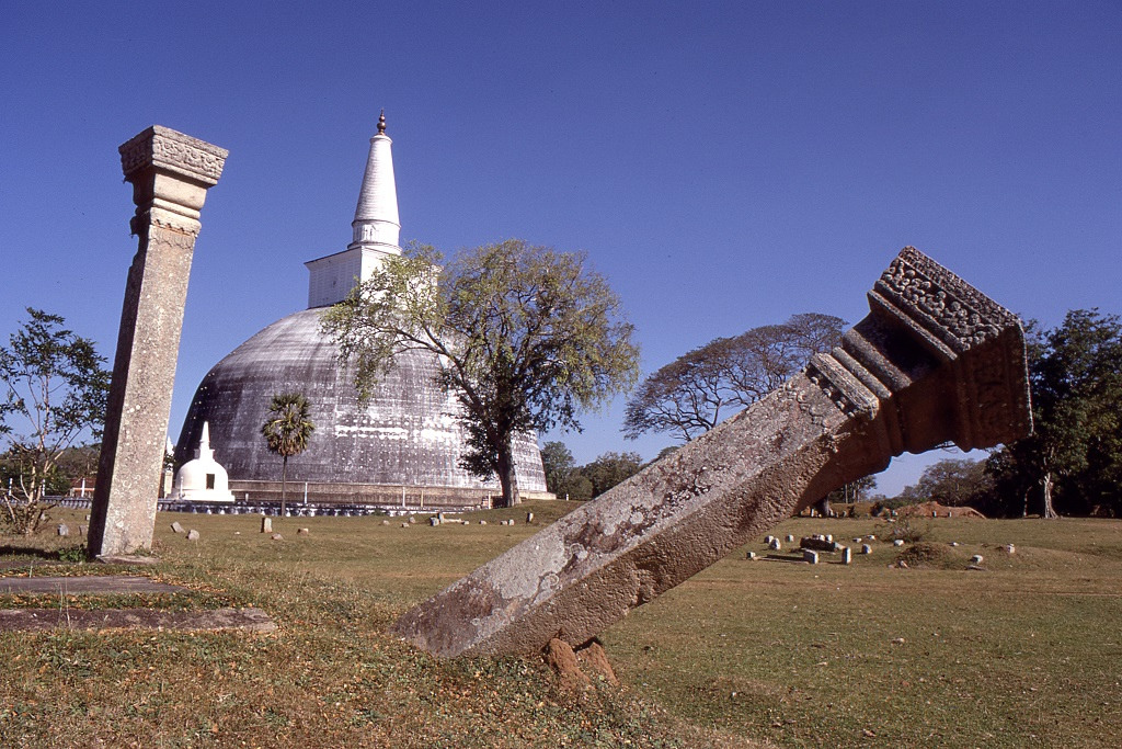 Anuradhapura még régebben, a 4-11. század között volt a szingalézek fővárosa a szépen restaurált hatalmas sztúpával. Szintén a tamil betörések miatt hagyták el és alakították ki helyette a későbbi Polonnaruwa-t. Sajnos a sziget azóta is szenved a tamilok és a szingalézek közti időről-időre fellángoló harcoktól. Legutóbb a Tamil Tigrisek szervezete 1983-ban robbantott ki polgárháborút ami egészen 2009-ig tartott.