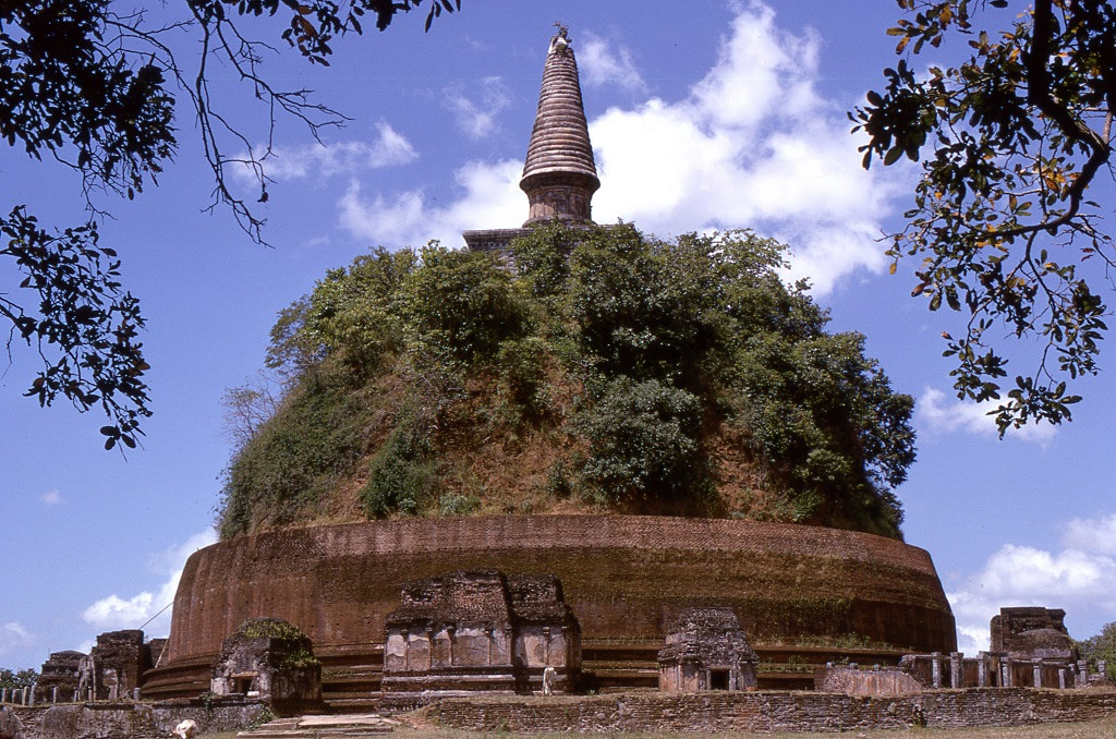 Egy még nem restaurált sztúpa Anuradhapura romvárosban
