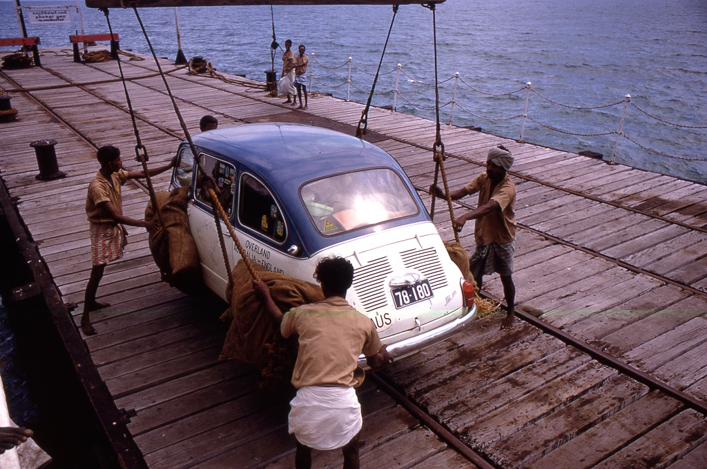 Talaimannar. A Fiat kompra száll hogy az egykori Ádám-hídja mentén Indiába hajózzon a keskeny szoroson át.