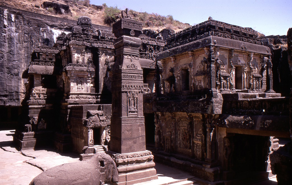 Ellórai barlangtemplomok. Ezek a mesterséges barlangok építészeti hasonlóságot mutatnak a Dekkán-fennsík más barlangjaival. Harmicnégy temploma és monostora a buddhizmushoz, a hinduizmushoz és a dzsainizmushoz kötődik. A 6. és 9. század között épültek és láthatóan jól megfértek egymás mellett a három vallás képviselői és gyakorlói, valószínűleg egymást segítve építették egymás mellé imatermeiket, meditációs kamráikat, stb.