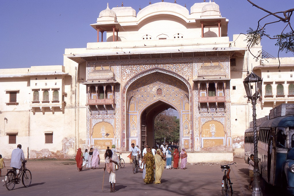 Dzsaipurt (Jaipur) a ‘Rózsaszín Város‘-t az utazók indiai mértékkel a többi városhoz képest szokatlanul tisztának írták le. Az óvárost fal övezi, amelynek az egyik kapuját láthatjuk a képen.