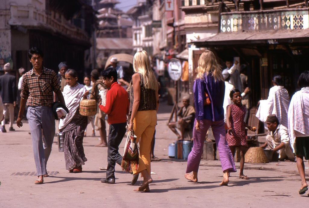 Hippi lányok Katmanduban. Akkoriban a hippiket vonzotta a buddhizmus (és a hasis is).