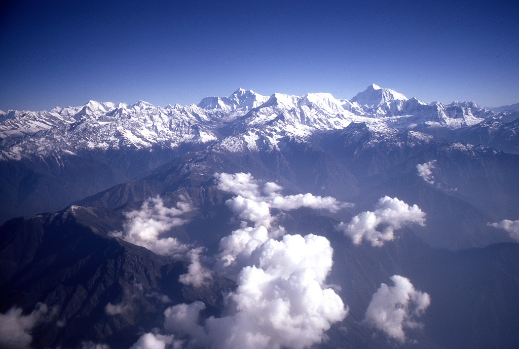 Három heti járóföldre a Mount Everesttől inkább a repülőt választották az utazók. Egy Fokker F27 Friendship géppel ezen a tiszta napon leírhatatlan látványként terültek el alattuk a Föld legmagasabb hegycsúcsai. Szerencsére most mi is megcsodálhatjuk a róluk készült fotót. Az Everest fent kissé jobbra látható, legmagasabb csúcs. A repülés 16 dollárba került, ami mai áron kb. 110 dollárnak felel meg.