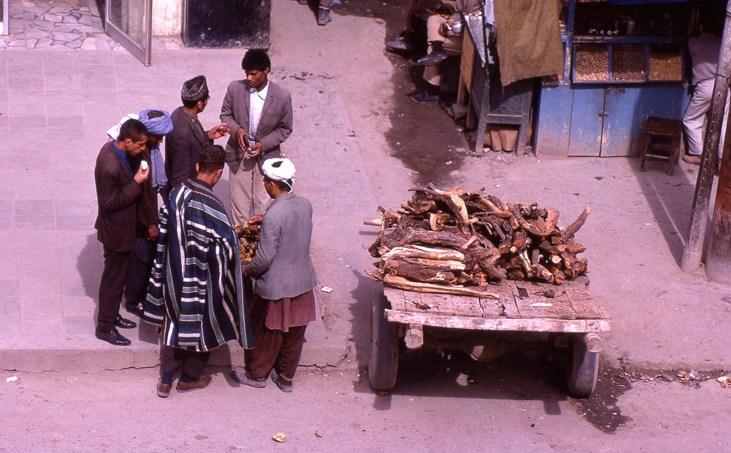 A banánárus nagyon népszerű Kabulban, lévén a gyümölcs nem terem meg az országban. Ennek ellenére olcsó, bár teljesen barna már a hidegtől és régi szedéstől.