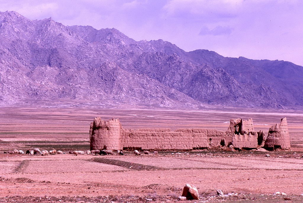 Sártéglából épített elhagyott erőd a Kabulból Herátba vezető főút mentén Kandahar térségében. Az út itt is jó minőségű, az aszfaltozott részek amerikai építésűek, a betonlapokból állók pedig szovjetek. Egyértelműen érezhető a versengés a befolyásért a két nagyhatalom részéről.