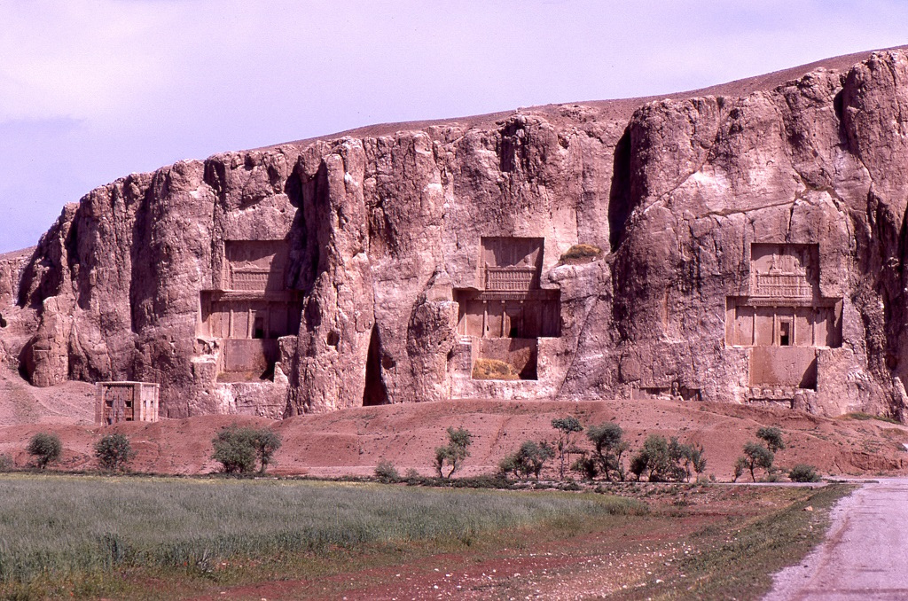 Naqsh-e Rustam egy kr.e. 550-330 között épült nekropolisz, azaz temetkezési hely az ősi perzsa főváros Perszepolisz közelében.