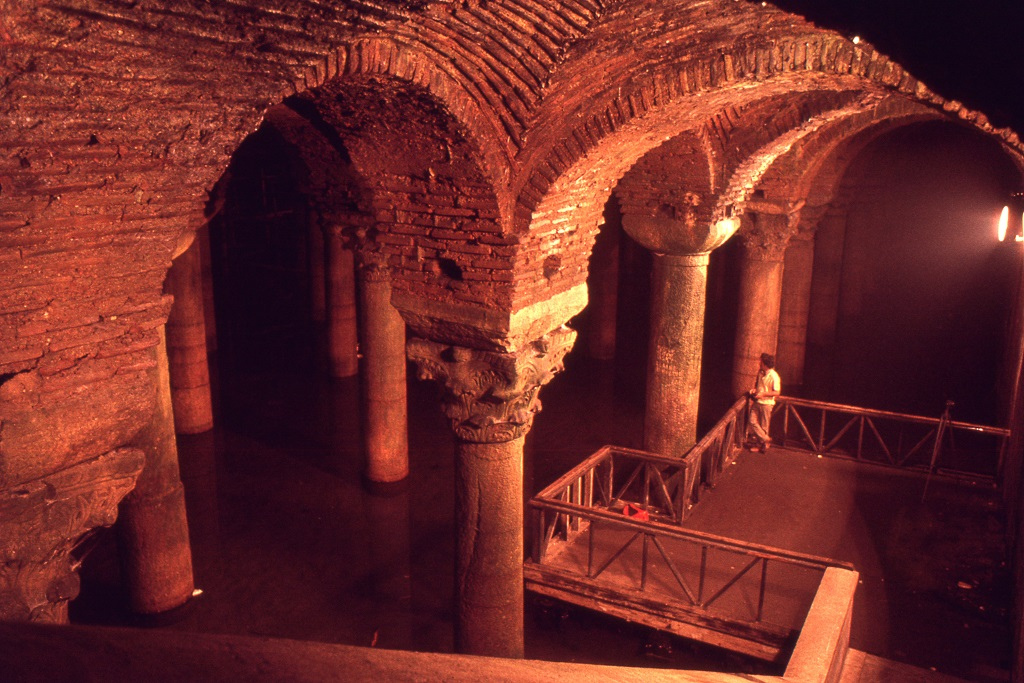 Bizánci ciszterna. A város ostroma előtt szokták megtölteni a vízhiány megelőzésére