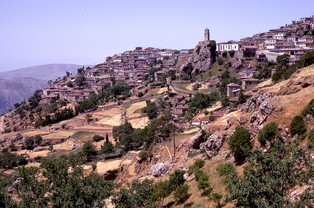 Klasszikus görög hegyi falu.