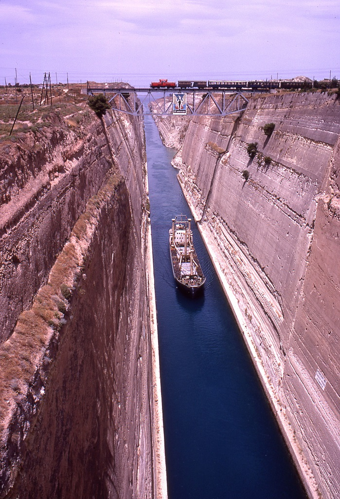 Korinthoszi-csatorna. A Korinthoszi-csatorna 6343 méter hosszú mesterséges víziút Görögországban, az Égei-tenger és a Jón-tenger között, amelyet a Korinthoszi-földszoros átvágásával hoztak létre 1881–1893 között.