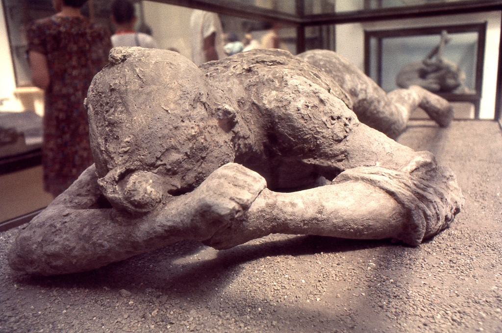 Az egykori lakosok utolsó mozdulatait megőrizte a vulkáni hamu. A feltáráskor gipszet öntve a megsemmisült testek hamu által körülvett üregébe feltűntek a haldokló pompejiek. Hátborzongató lenyomatai egy ókori katasztrófának.