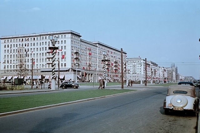 1955. Berlin, Felkészülve május elsejére a Sztálin (később Karl-Marx) úton..jpg