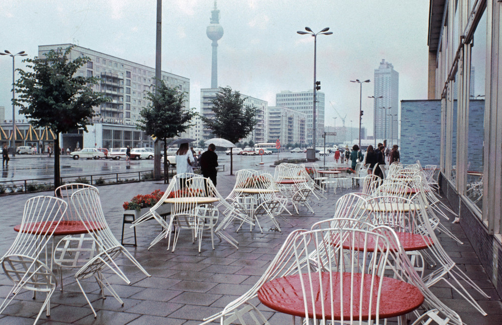 1968. Berlin, Karl-Marx Alle, Mokka-Milch-Eisbar.jpg