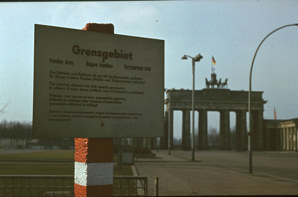 1968. Branderburgi kapu, Kelet-Berlin felől. A két Berlin és a két világ határa..jpg