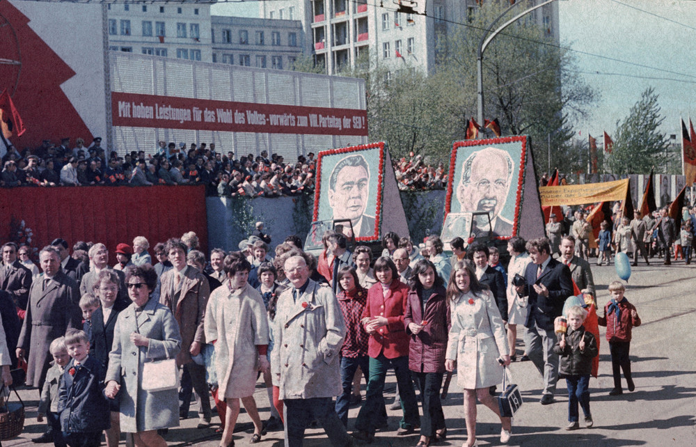 1971. Magdeburg. Május 1. Ulbricht a képen, akit a mellette ábrázolt Brezsnyev utasítására a 8. pártkongresszusra leváltottak..jpg