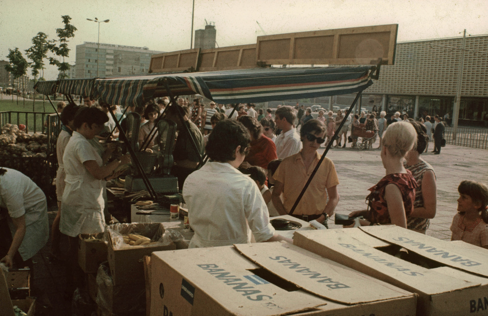1971. Magdeburg. Sorbanállás banánért. 2.jpg