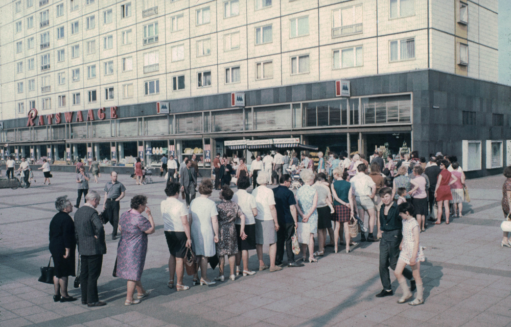 1971. Magdeburg. Sorbanállás banánért. 3.jpg