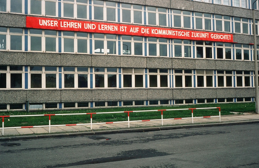 1978. Lipcsei iskola buzdító felirattal. Tanulni a kommunista jövőért..jpg