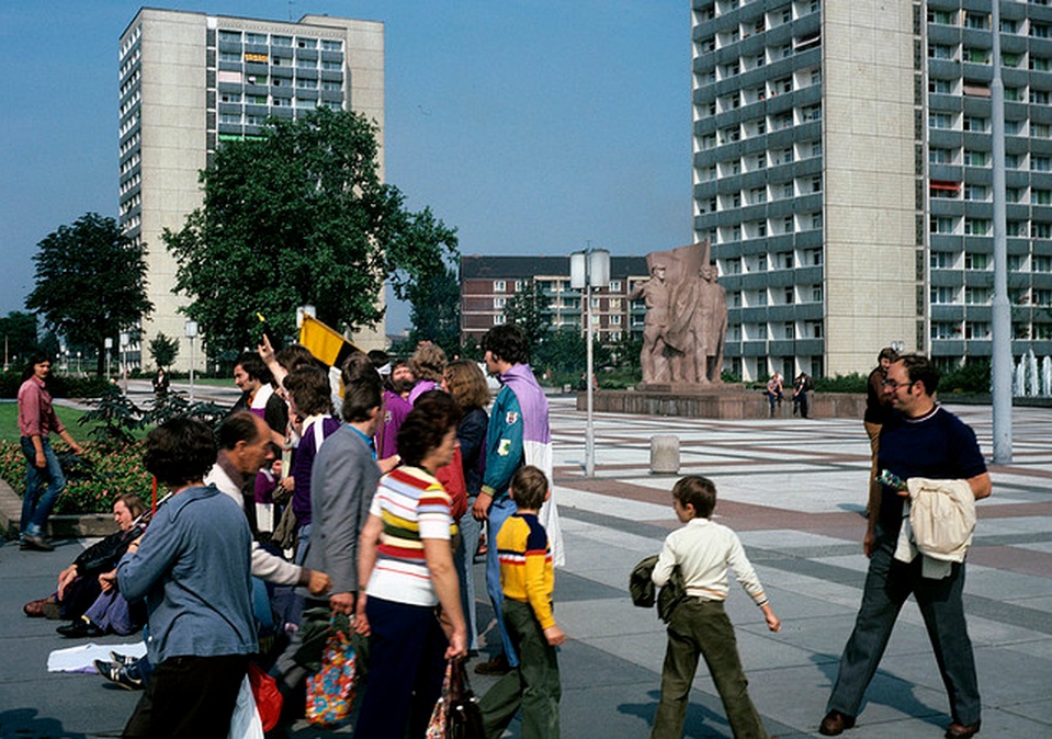 1980. Drezda. Lila-fehér futball szurkolók..jpg