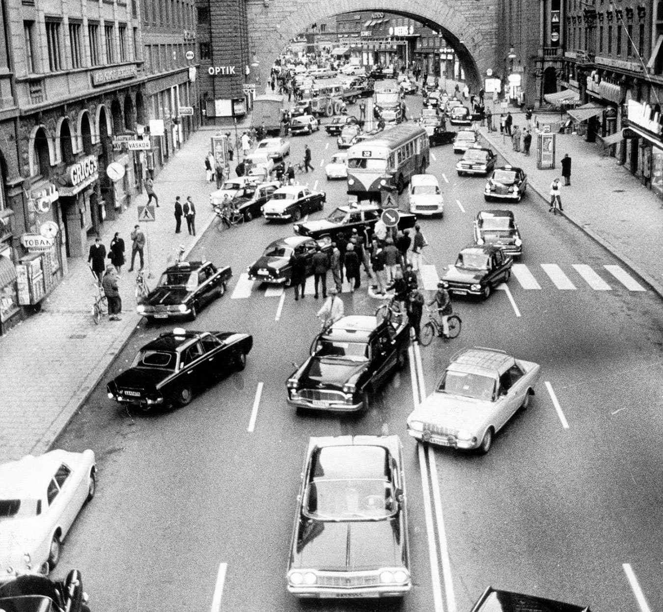 Dagen H, the day Sweden switched sides of the road, 1967 (2).jpg