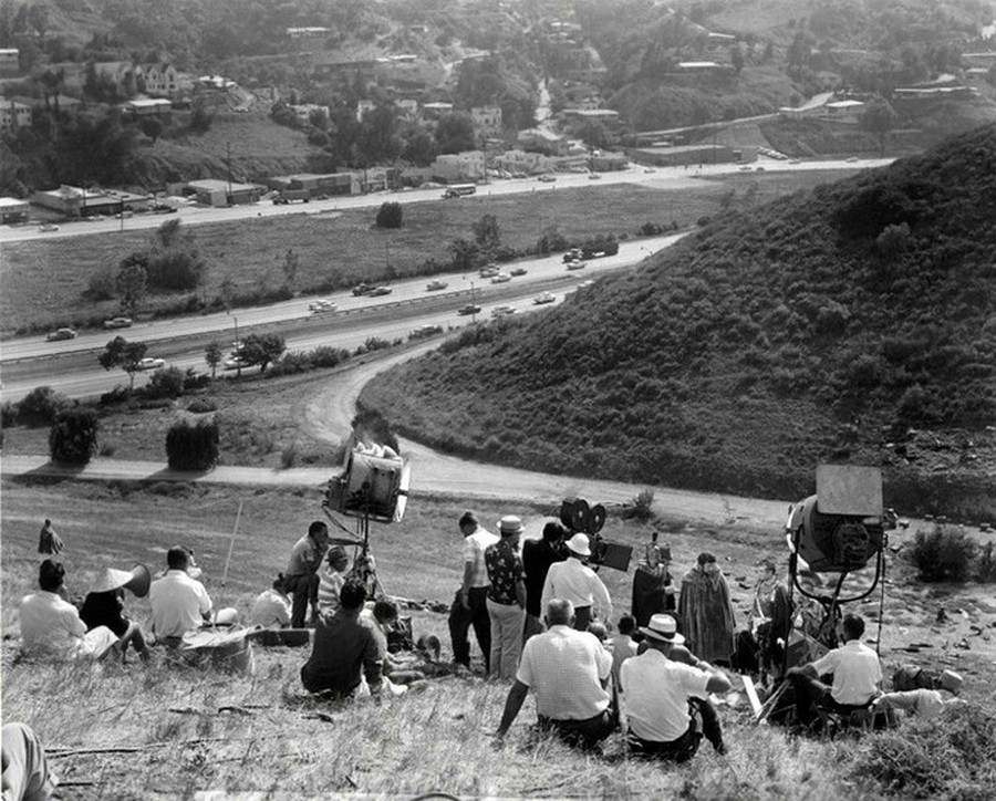 Forgatás Hollywoodban, a Cahuenga Pass-nál. A forgalom zaját az utólagos szinkron alatt tüntették el..jpg