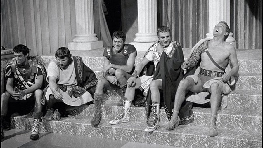 John Gavin, Peter Ustinov, Tony Curtis, Laurence Olivier és Kirk Douglas.jpg