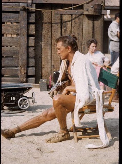 Spartacus azaz Kirk Douglas fürdőköpenyben..jpg