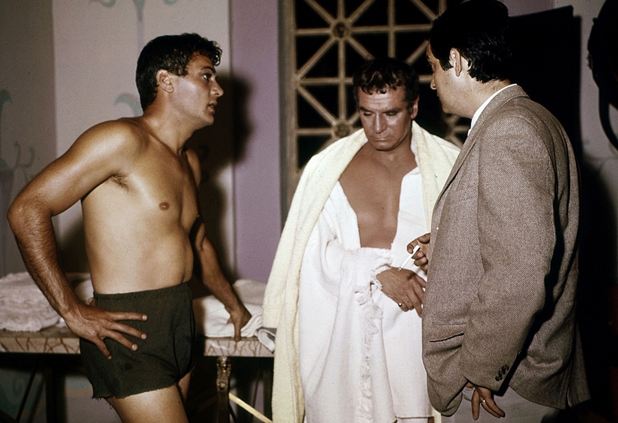 Tony Curtis, Laurence Olivier és a rendező Stanley Kubrick beszélnek egy jelenet előtt..jpg