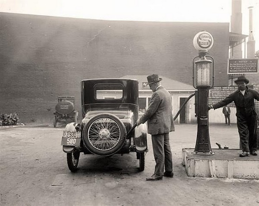 US Gas Stations in the 1920's (2) (1).jpg