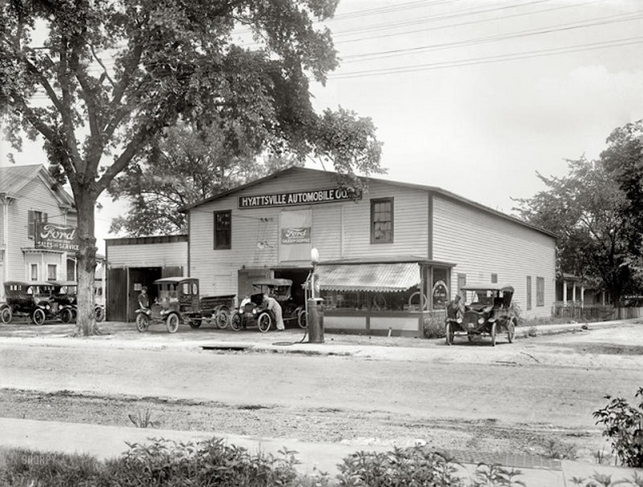 US Gas Stations in the 1920's (5).jpg