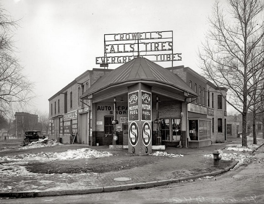 US Gas Stations in the 1920's (8).jpg