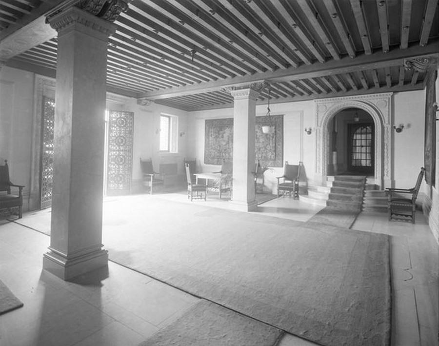 1910. Riverside Drive at the corner of West 98th Street. The Peter Stuyvesant apartment building, lobby. 1910.jpg