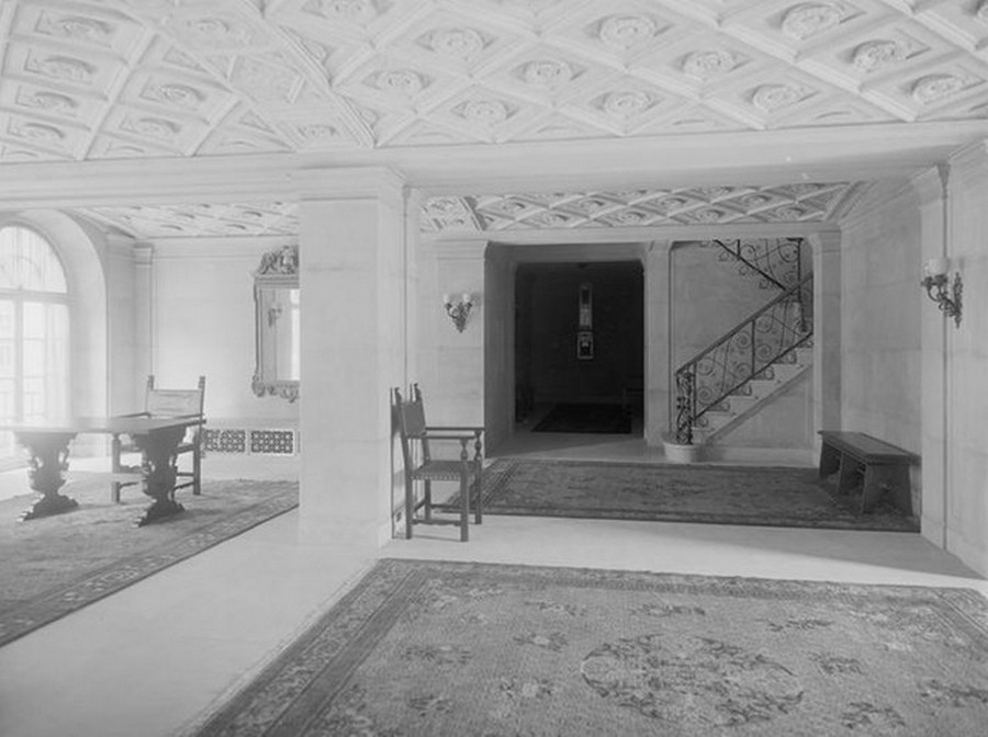 1915. Broadway between 89th and 90th Streets. Astor Court, entrance hallway. 1915.jpg