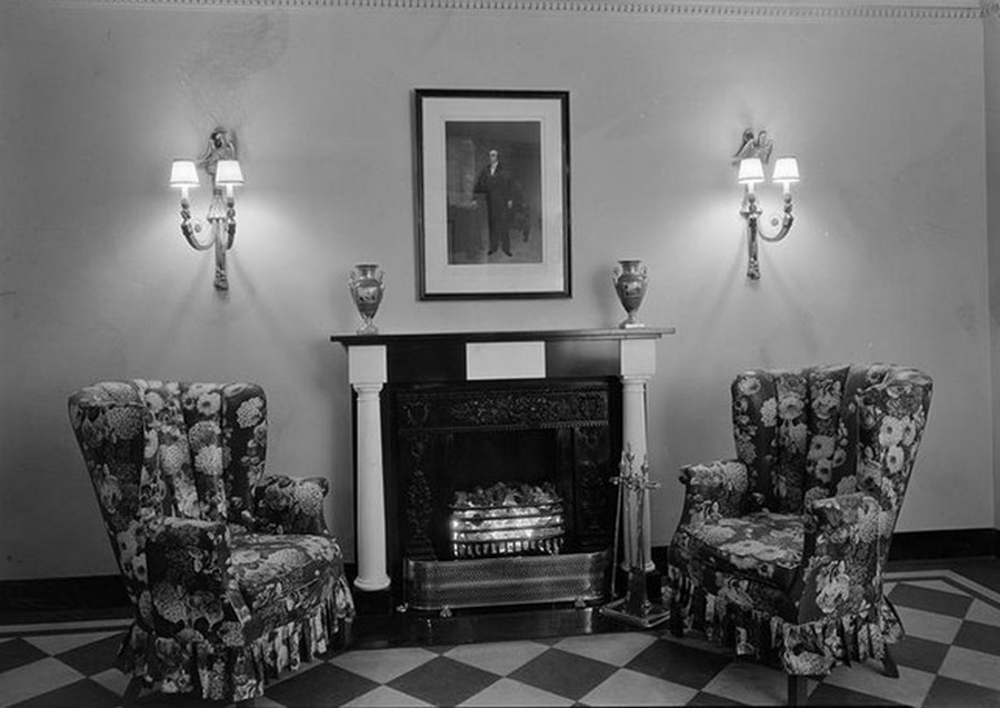 1929. 215 East 72nd Street, NYC. Entrance hall fireplace. November 16, 1929.jpg