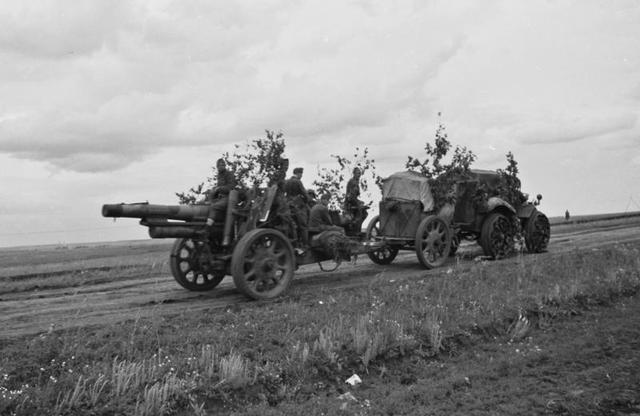 1940_Magyar Királyi Honvédség) 28M Pavesi tüzérségi vontatója és vontatmánya egy 15 cm-es 31M gépvontatású közepes tarack.jpg