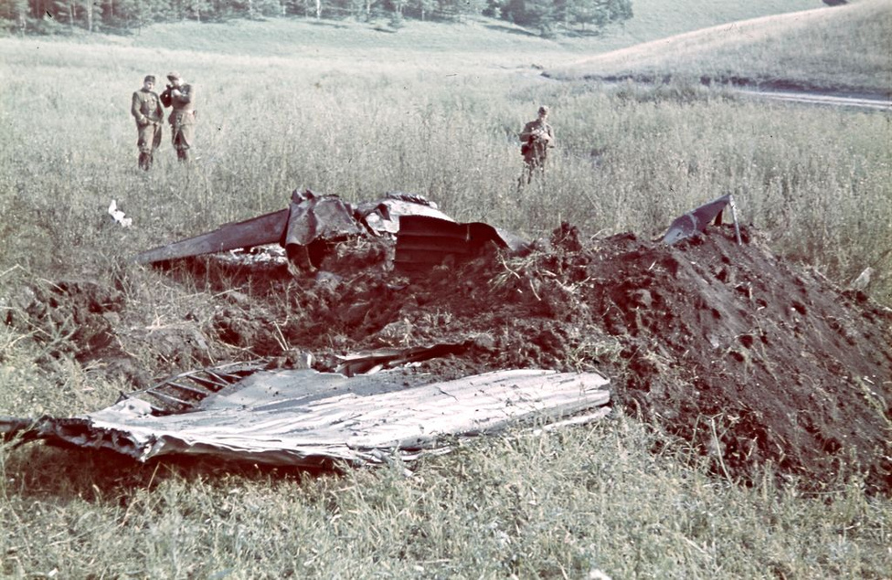 1942_Horthy Miklós fiának lelőtt repülője. Konok az elsőként készített felvételt a szerencsétlenségről. Horthy István felderítőgépeket kísért Scsucsjéhez, amikor lezuhant.jpg