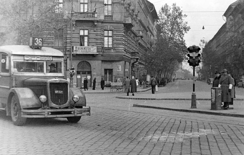 1948_Budapest, VI. Bajcsy-Zsilinszky út - Podmaniczky utca sarok. Mávag N26_36 autóbusz.jpg