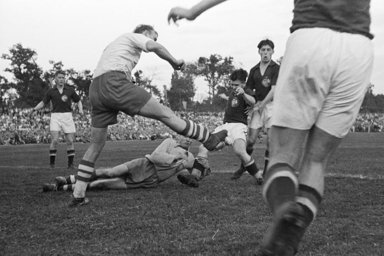 1949_Debrecen, Nagyerdei Stadion, Magyarország - Lengyelország 8_2 labdarúgó mérkőzés. Puskás és Czibor harcol a védőkkel.jpg