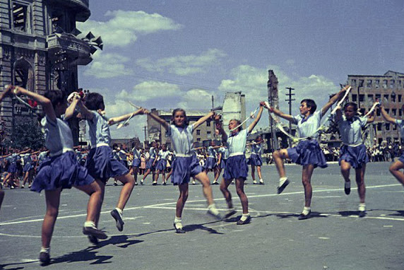 Color photographs of athletic parades in Stalingrad in May 1945 (3)_cr.jpg