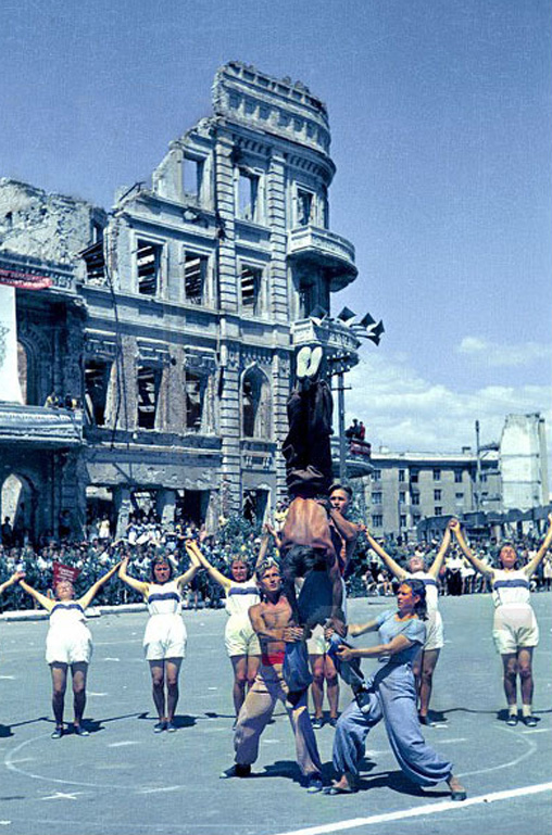 Color photographs of athletic parades in Stalingrad in May 1945 (4)_cr.jpg