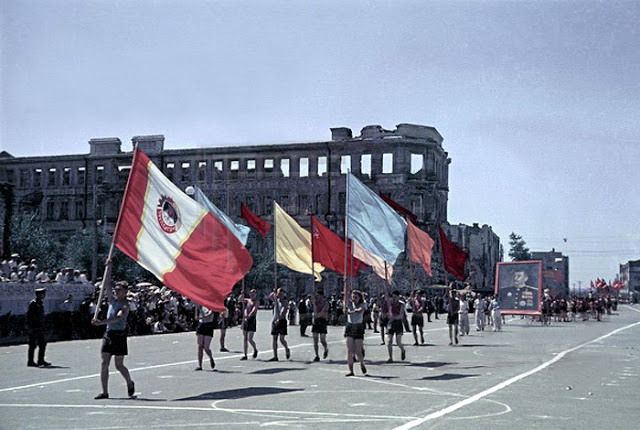Color photographs of athletic parades in Stalingrad in May 1945 (5).jpg