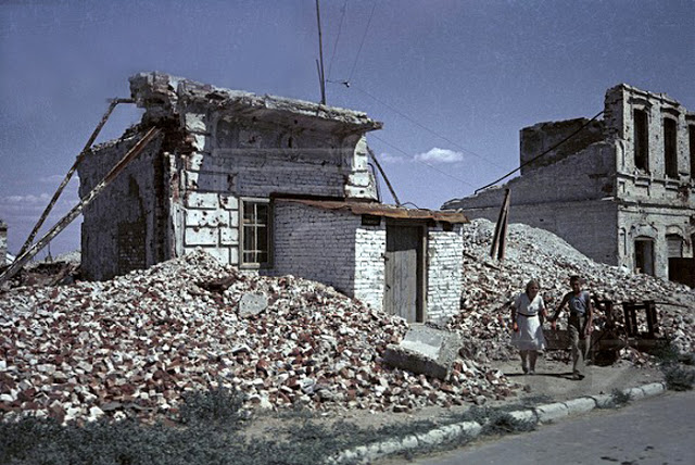 Color photographs of athletic parades in Stalingrad in May 1945 (6).jpg