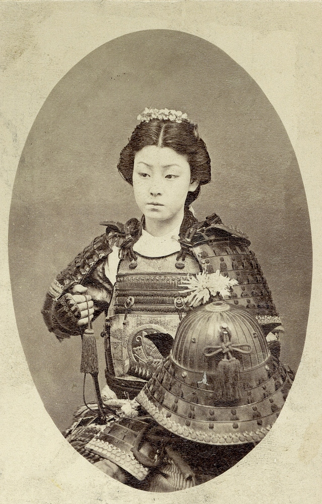 1885 körül. Egy onna-bugeisha, japán harcosnő a feudális Japánból..jpg